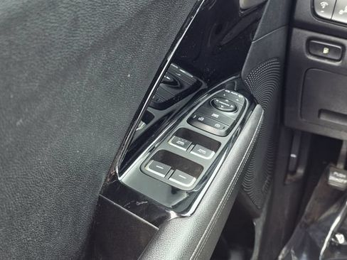 Used 2018 Kia Niro EX w/ Option Group 020 FWD image 16