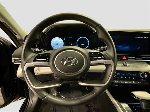 Used 2023 Hyundai Elantra Limited image 11