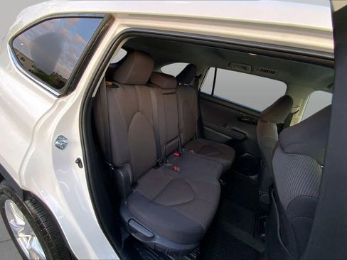 Used 2021 Toyota Highlander L FWD image 17