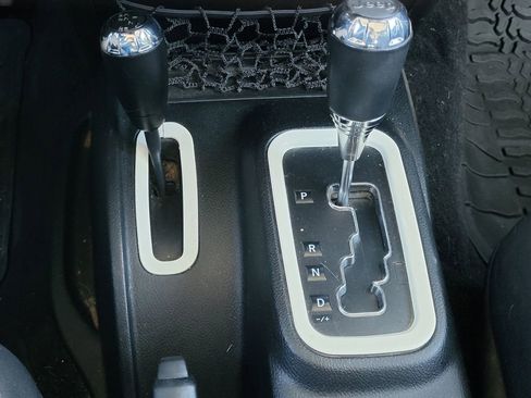 Used 2017 Jeep Wrangler Unlimited Rubicon w/ Connectivity Group AWD/4WD image 12
