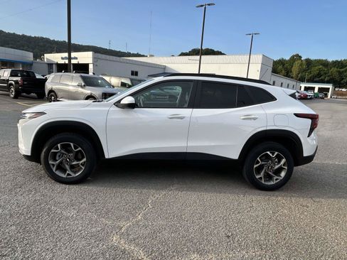 Used 2025 Chevrolet Trax LT FWD image 4