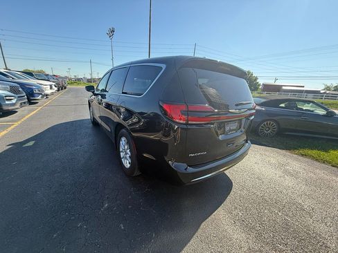 Used 2023 Chrysler Pacifica Touring-L FWD image 6