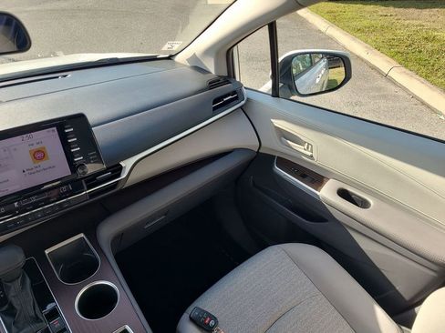 Used 2023 Toyota Sienna LE image 3