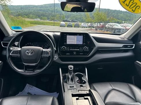 Used 2021 Toyota Highlander XLE AWD/4WD image 12