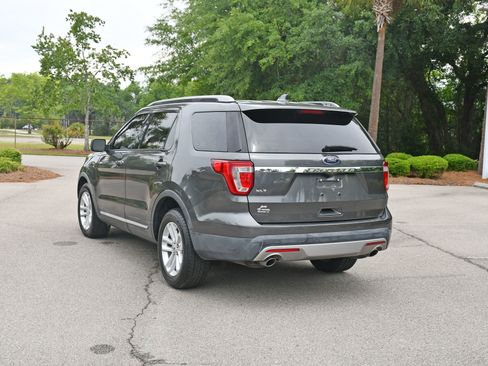 Used 2017 Ford Explorer XLT w/ Equipment Group 202A FWD image 4