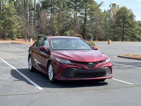 Used 2018 Toyota Camry LE image 1