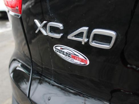 Used 2023 Volvo XC40 B5 Plus image 19