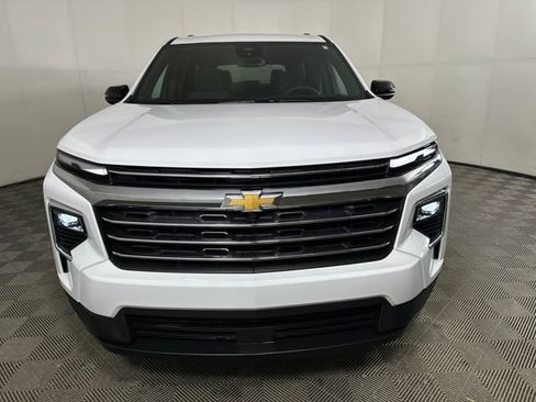 Used 2025 Chevrolet Traverse LT image 8