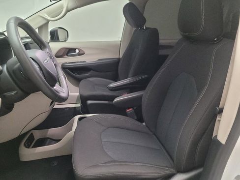 Used 2023 Chrysler Voyager LX FWD image 17