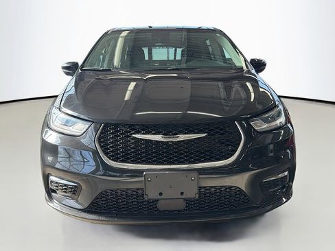 Used 2023 Chrysler Pacifica Touring-L image 3