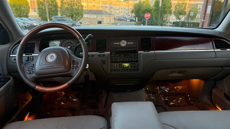 Used 2004 Lincoln Town Car Ultimate RWD image 21