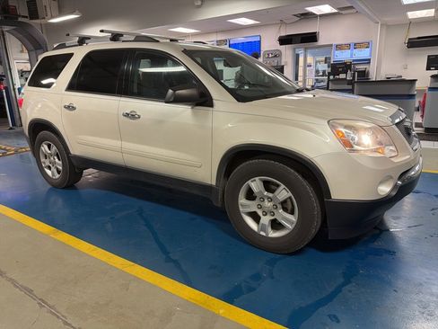 Used 2010 GMC Acadia SLE image 3