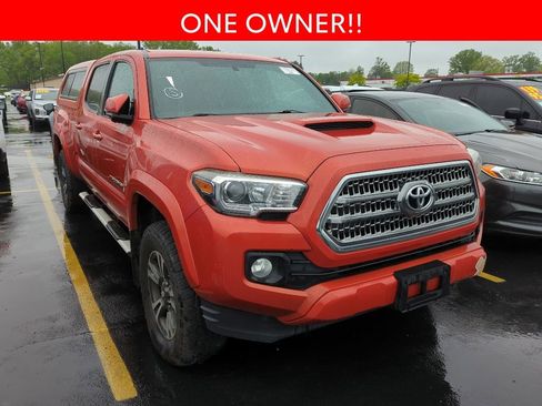 Used 2017 Toyota Tacoma TRD Sport AWD/4WD image 3