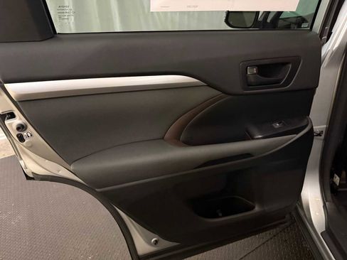 Used 2018 Toyota Highlander LE image 23