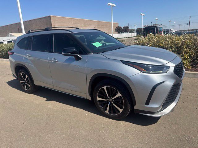 Used 2022 Toyota Highlander XSE AWD/4WD image 2