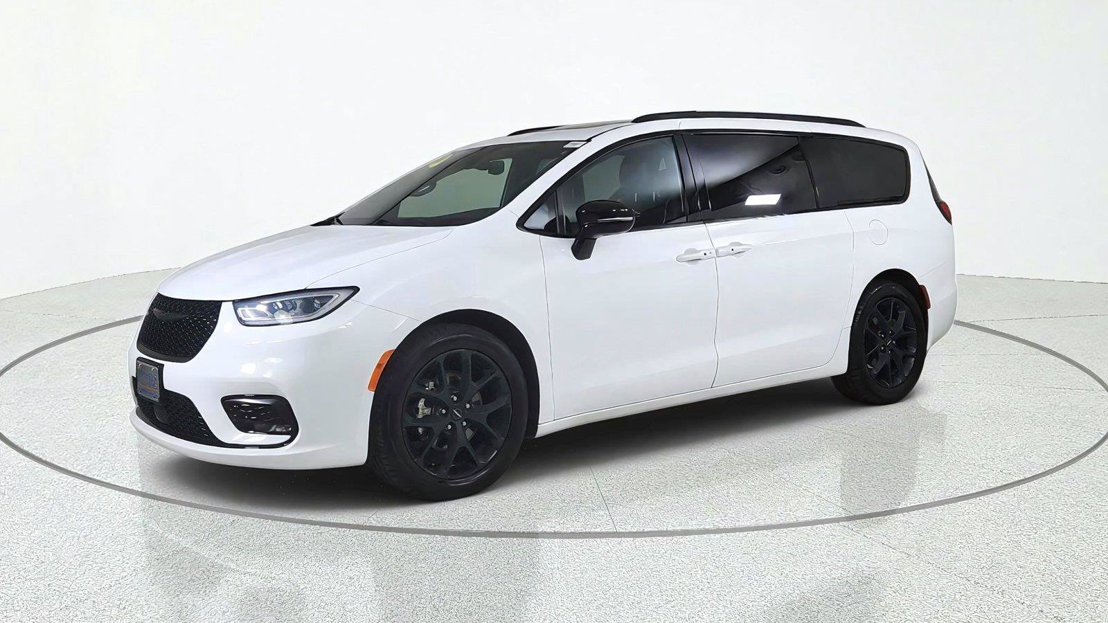 Used 2025 Chrysler Pacifica Limited FWD image 3