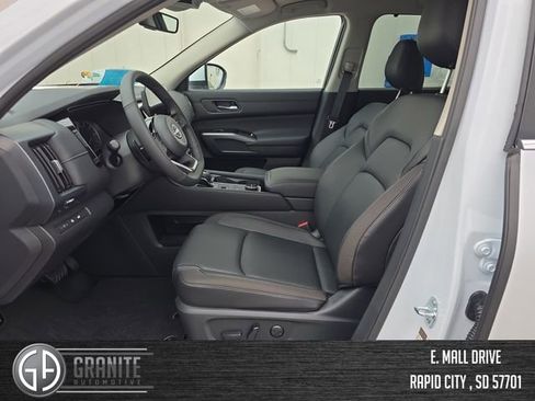 New 2025 Nissan Pathfinder SL image 9