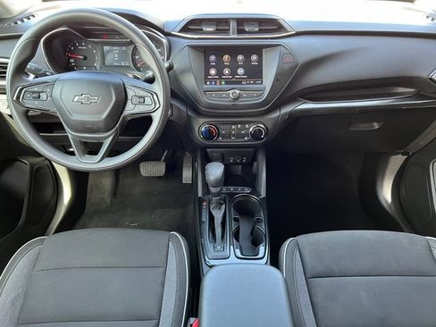 Used 2022 Chevrolet TrailBlazer LT FWD image 2