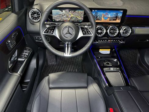 Used 2025 Mercedes-Benz GLB 250 4MATIC image 34