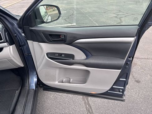 Used 2019 Toyota Highlander LE AWD/4WD image 39