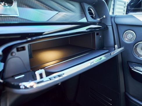 Used 2024 Rolls-Royce Phantom Sedan image 98