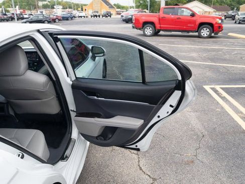 Used 2023 Toyota Camry SE image 13