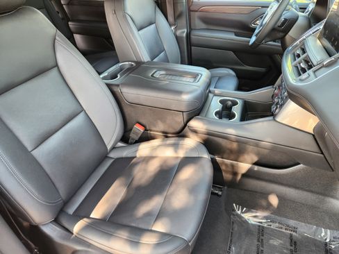 Used 2023 Chevrolet Suburban Z71 w/ Luxury Package AWD/4WD image 6