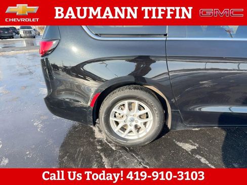 Used 2024 Chrysler Pacifica Touring-L image 27