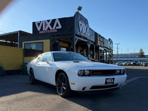 Used 2012 Dodge Challenger SXT RWD image 3