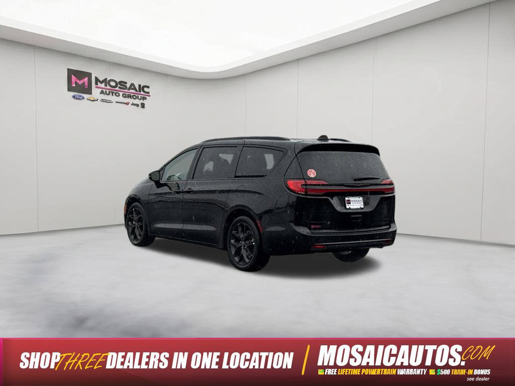 Used 2025 Chrysler Pacifica Limited FWD image 5