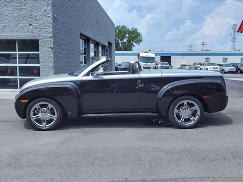 Used 2006 Chevrolet SSR w/ Preferred Equipment Group image 2