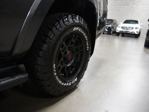 Used 2018 Toyota 4Runner SR5 AWD/4WD image 5