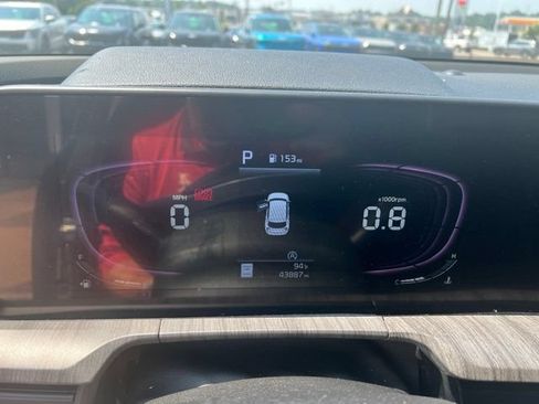 Used 2023 Kia Telluride EX w/ EX Captain's Chair Package FWD image 4