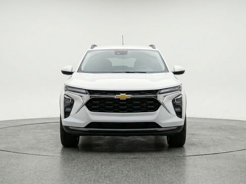 Used 2025 Chevrolet Trax LT image 2