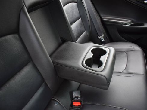 Used 2018 Chevrolet Malibu LT w/ Leather Package FWD image 33