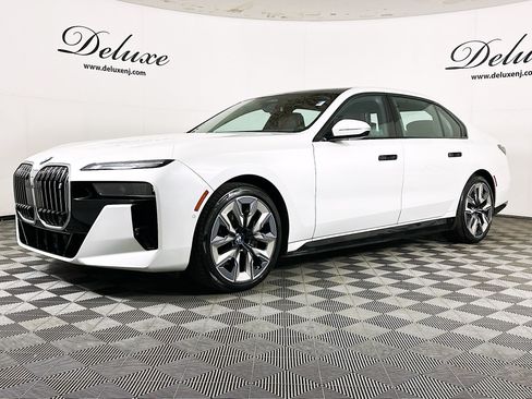 Used 2023 BMW i7 xDrive60 w/ Executive Package 2 AWD/4WD image 3