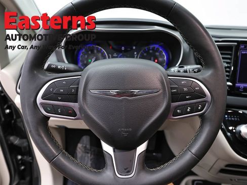 Used 2023 Chrysler Pacifica Touring-L FWD image 10