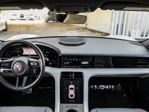 Used 2022 Porsche Taycan image 13