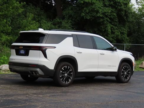 Certified 2025 Chevrolet Traverse LT w/ Sun and Wheel Package AWD/4WD image 3