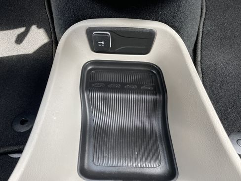 Used 2024 Chrysler Pacifica Touring-L FWD image 40
