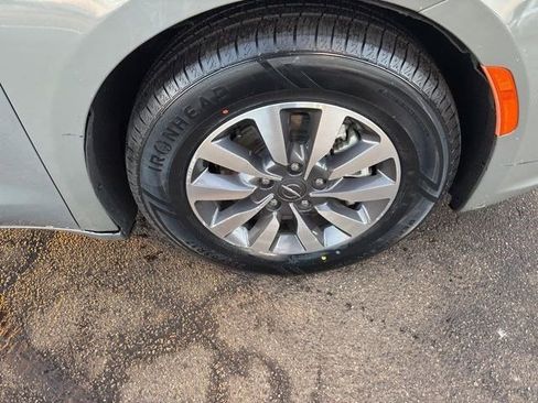 Used 2022 Chrysler Pacifica Touring-L image 42