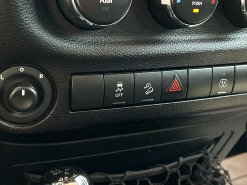 Used 2015 Jeep Wrangler Unlimited Sahara w/ Connectivity Group AWD/4WD image 39