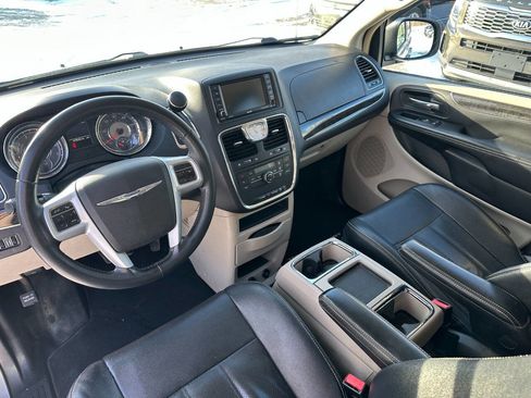 Used 2014 Chrysler Town & Country Touring-L image 13