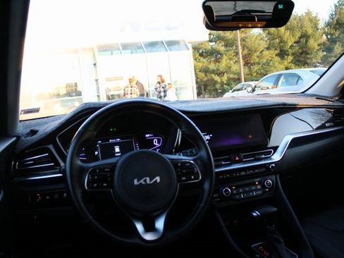 Used 2022 Kia Niro EX Premium image 6
