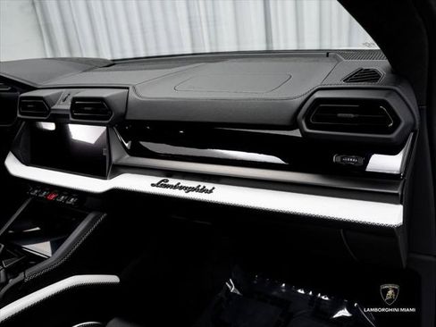 Used 2026 Lamborghini Urus SE AWD/4WD image 46