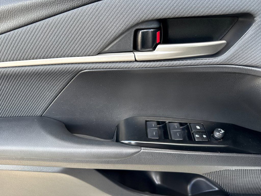 Used 2025 Toyota Camry SE FWD image 10