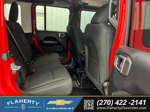 Used 2018 Jeep Wrangler Unlimited Sahara AWD/4WD image 13