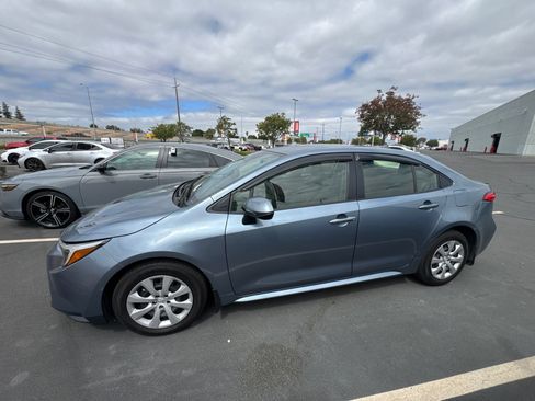 Used 2025 Toyota Corolla LE w/ Convenience Package FWD image 4