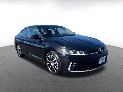 Used 2025 Volkswagen Jetta SE image 2