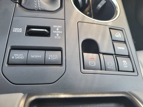 Used 2023 Toyota Highlander XLE AWD/4WD image 25